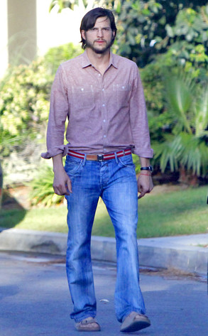 Ashton Kutcher Dressed As Steve Jobs Looks Remarkably Like